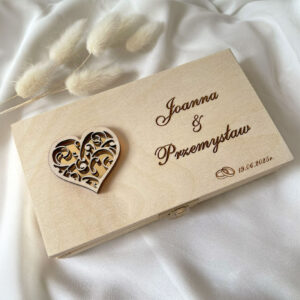 PERSONALIZOWANA DREWNIANA SKRZYNECZKA ŚLUBNA Z SERCEM Z PLEXI