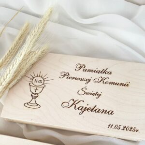 DREWNIANA SKRZYNKA NA PIENIĄDZE Z GRAWEREM - PREZENT NA KOMUNIĘ