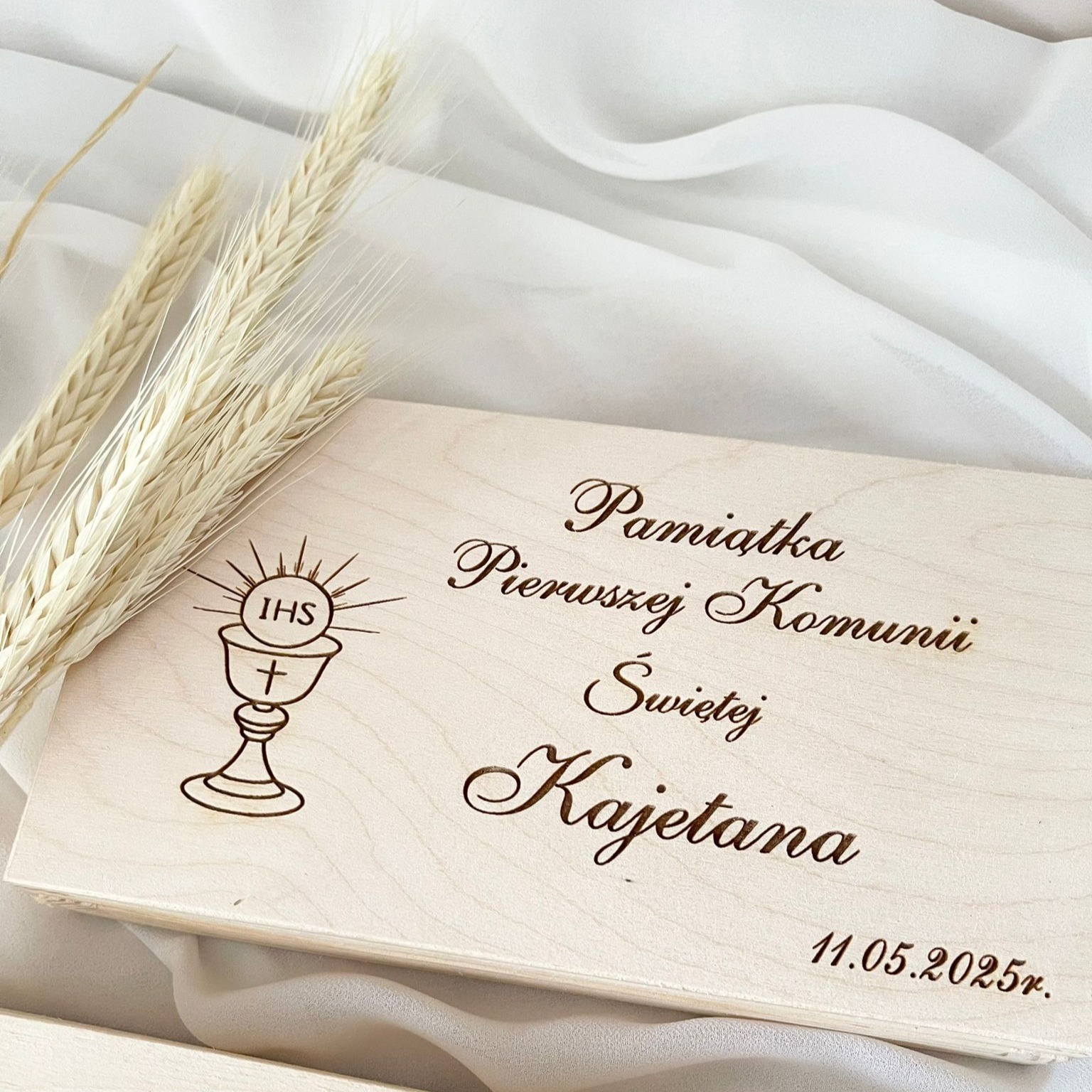 DREWNIANA SKRZYNKA NA PIENIĄDZE Z GRAWEREM - PREZENT NA KOMUNIĘ