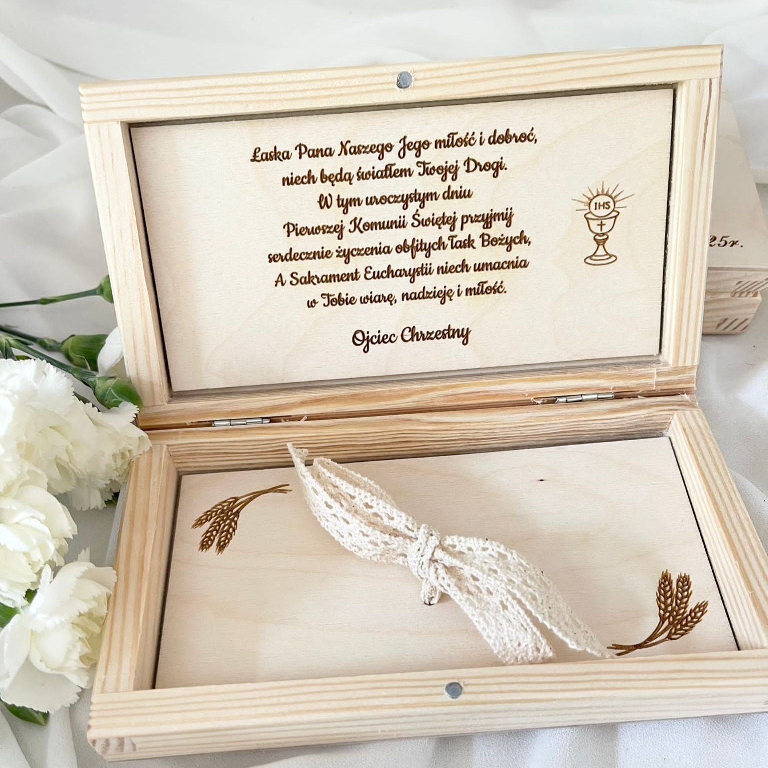 DREWNIANA SKRZYNKA NA PIENIĄDZE Z GRAWEREM - PREZENT NA KOMUNIĘ - obrazek 3