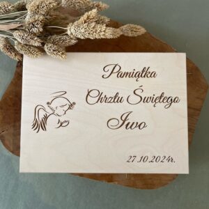 DREWNIANA SKRZYNKA Z GRAWEREM NA CHRZEST