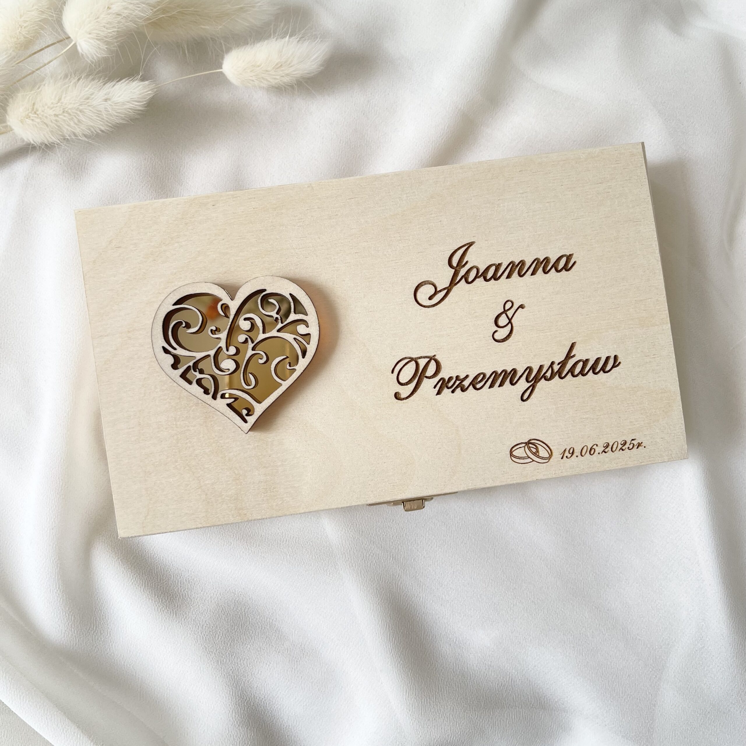 PERSONALIZOWANA DREWNIANA SKRZYNECZKA ŚLUBNA NA PIENIĄDZE SERCE PLEXI - obrazek 3