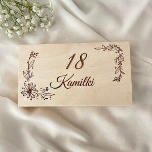 PERSONALIZOWANA DREWNIANA SKRZYNECZKA URODZINOWA NA PIENIĄDZE Z IMIENIEM