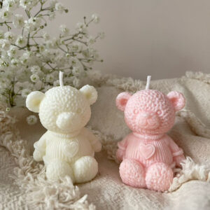 ŚWIECA SOJOWA MIŚ W SWETERKU