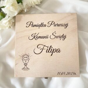 DREWNIANA SKRZYNKA Z GRAWEREM NA KOMUNIE 15 x 15 x 3 cm