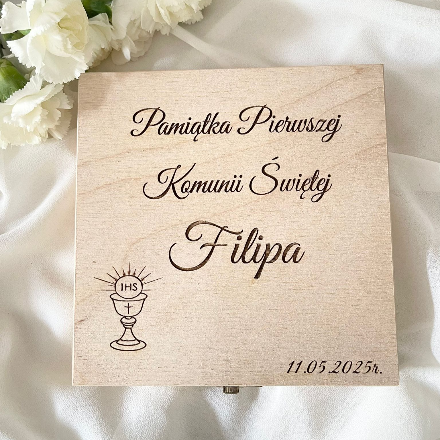 DREWNIANA SKRZYNKA Z GRAWEREM NA KOMUNIE 15 x 15 x 3 cm