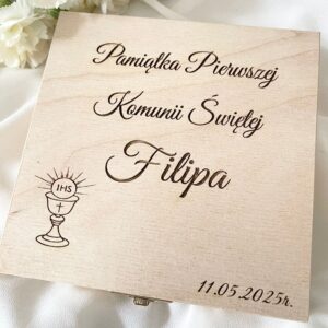 DREWNIANA SKRZYNKA Z GRAWEREM NA KOMUNIE 15 x 15 x 3 cm