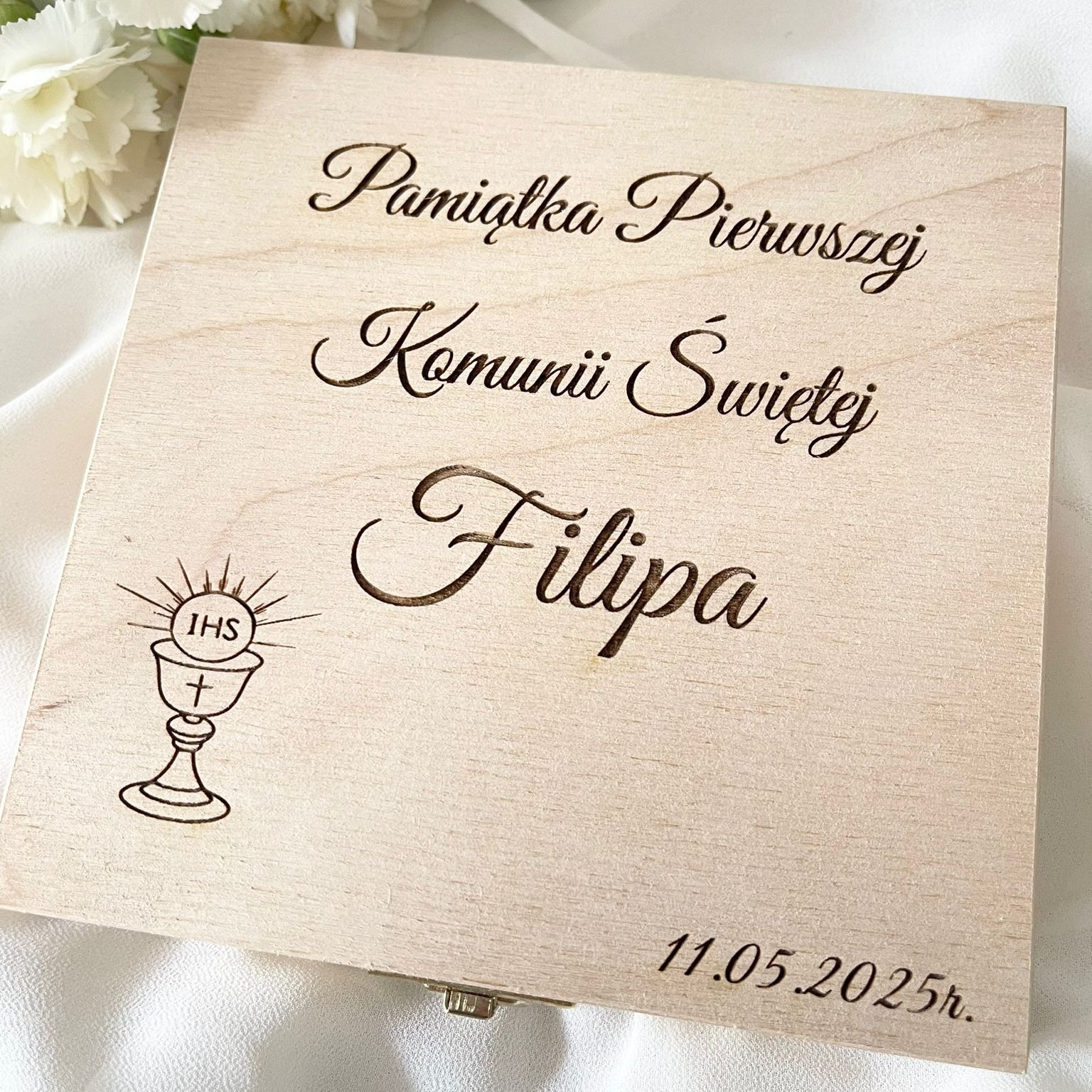 DREWNIANA SKRZYNKA Z GRAWEREM NA KOMUNIE 15 x 15 x 3 cm - obrazek 2