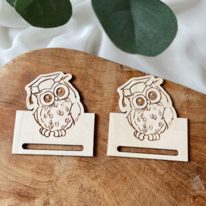 DREWNIANA BAZA DO ZAKŁADKI Z DWUSTRONNYM GRAWEREM SOWA