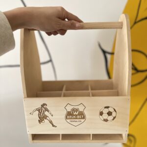 DREWNIANE NOSIDŁO NA PIWO Z PERSONALIZOWANYM GRAWEREM