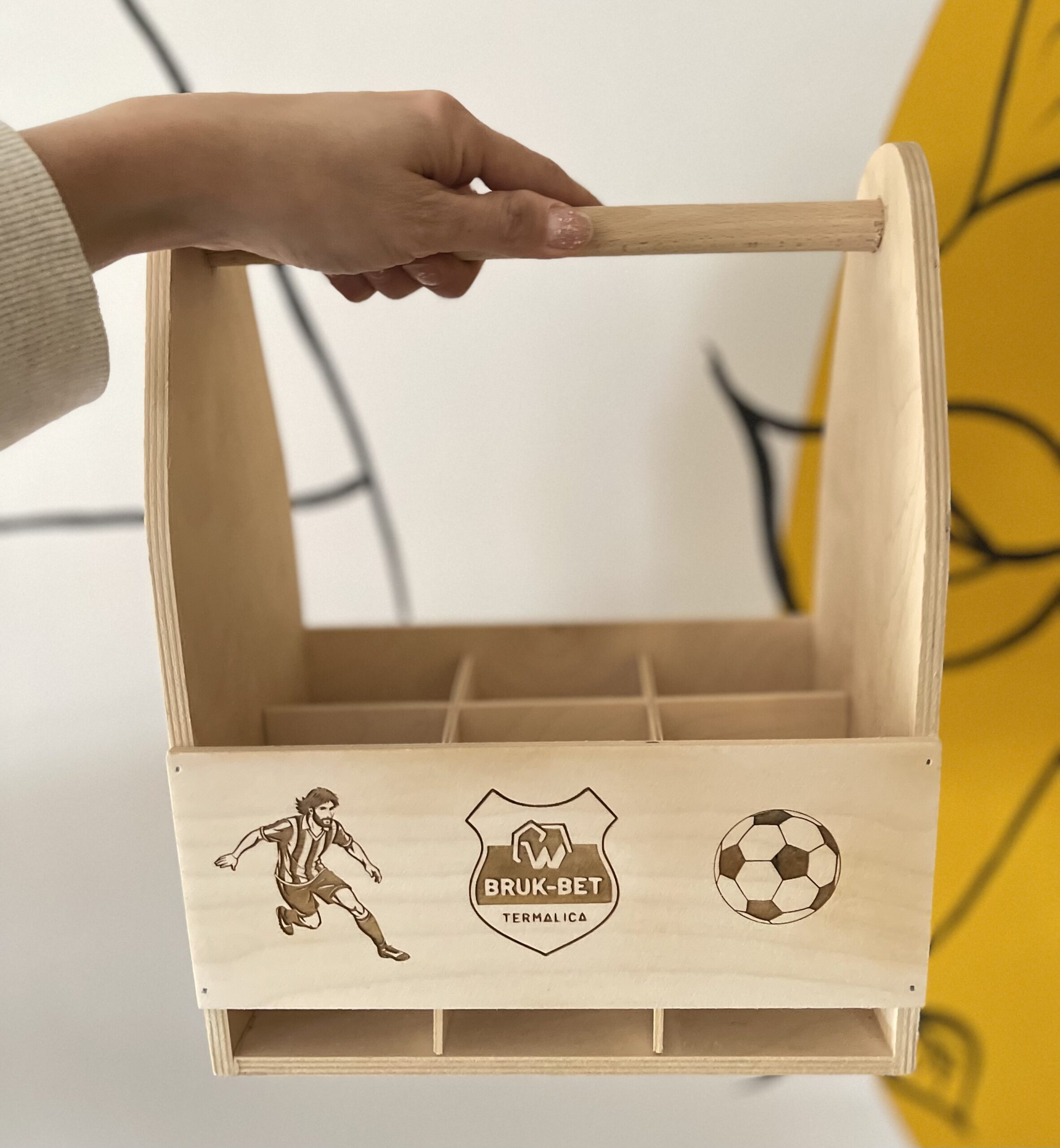 DREWNIANE NOSIDŁO NA PIWO Z PERSONALIZOWANYM GRAWEREM - obrazek 2