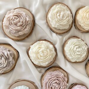 ŚWIECA SOJOWA PIWONIA NA DREWNIANYM PLASTRZE