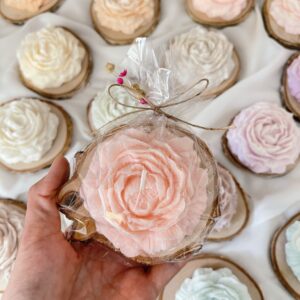 ŚWIECA SOJOWA PIWONIA NA DREWNIANYM PLASTRZE