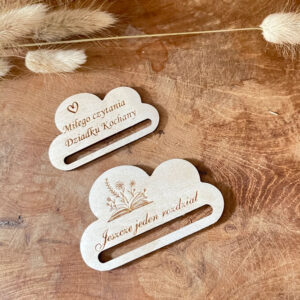 DREWNIANA BAZA DO ZAKŁADKI Z DWUSTRONNYM GRAWEREM - CHMURKA