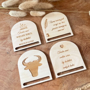 DREWNIANA PÓŁOKRĄGŁA BAZA DO ZAKŁADKI Z DWUSTRONNYM GRAWEREM