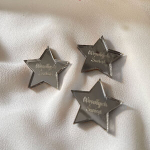 ZŁOTE GWIAZDKI Z PLEXI Z GRAWEREM „WESOŁYCH ŚWIĄT”