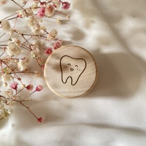 MAŁE OKRĄGŁE DREWNIANE PUDEŁECZKO NA PIERŚCIONEK LUB ZĄBEK