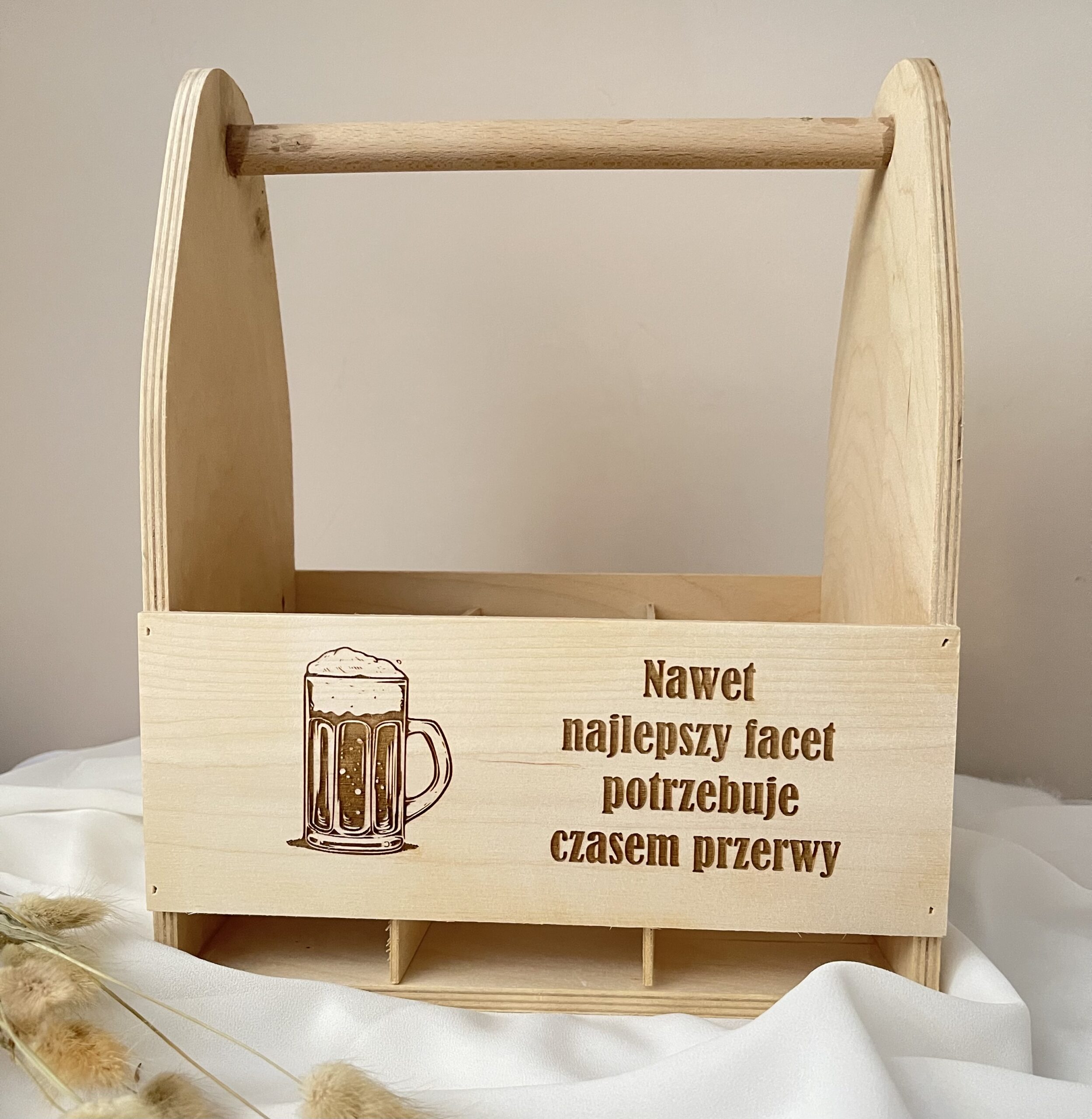 DREWNIANE NOSIDŁO NA PIWO Z PERSONALIZOWANYM GRAWEREM
