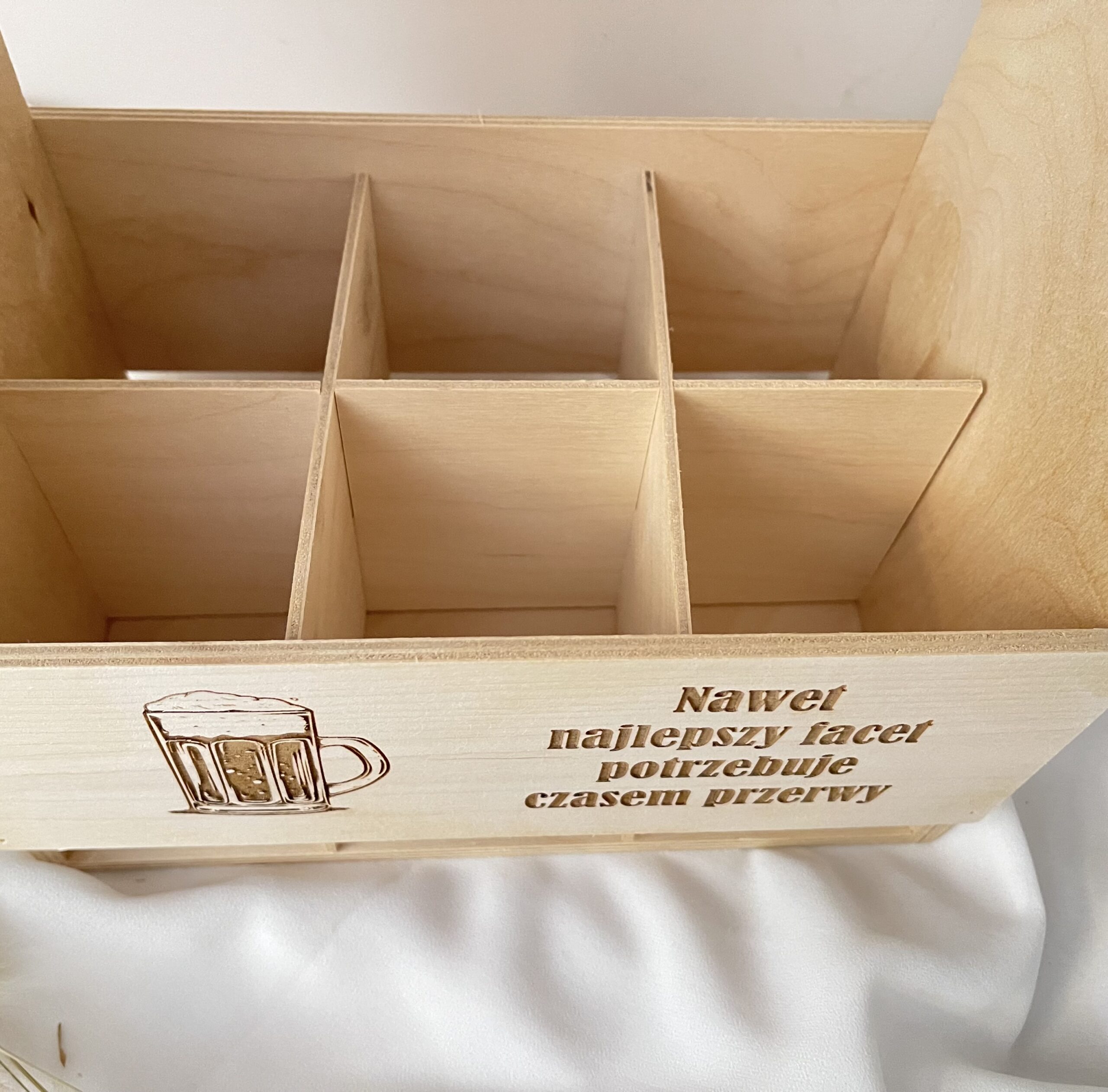 DREWNIANE NOSIDŁO NA PIWO Z PERSONALIZOWANYM GRAWEREM - obrazek 4