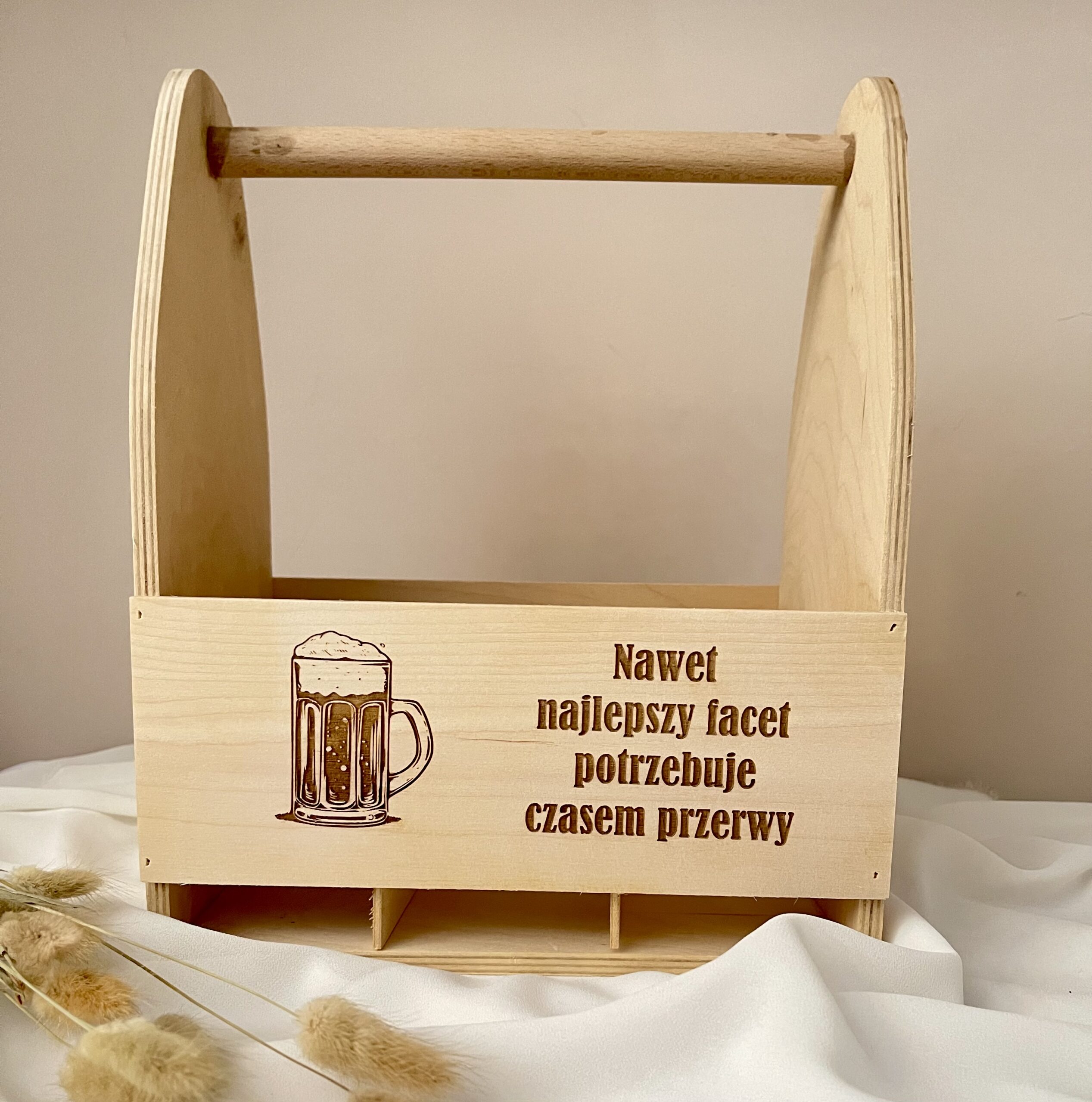 DREWNIANE NOSIDŁO NA PIWO Z PERSONALIZOWANYM GRAWEREM - obrazek 3