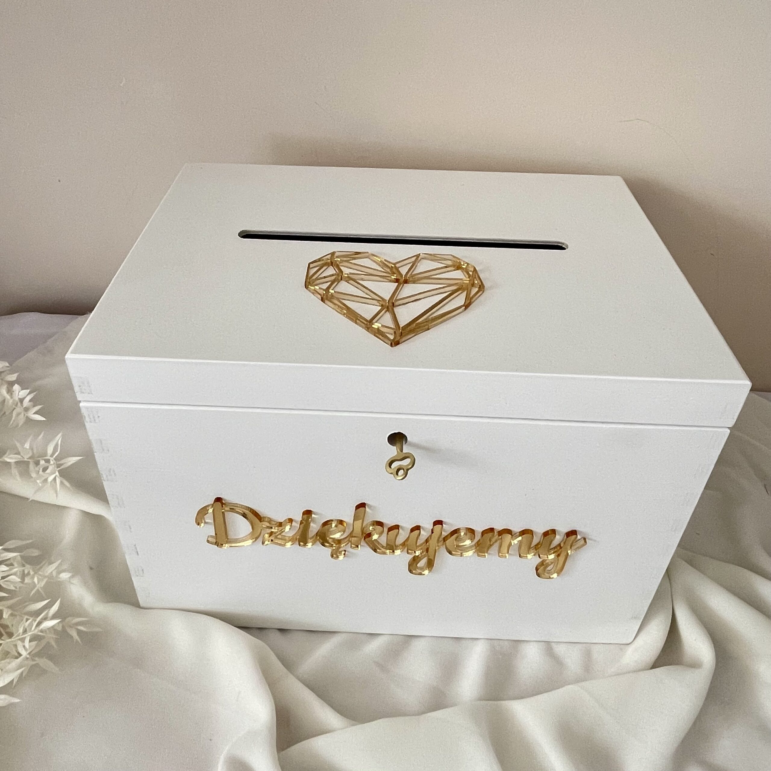 DUŻA BIAŁA DREWNIANA SKRZYNKA Z GRAWEREM NA KOPERTY I ŻYCZENIA ŚLUBNE - obrazek 2