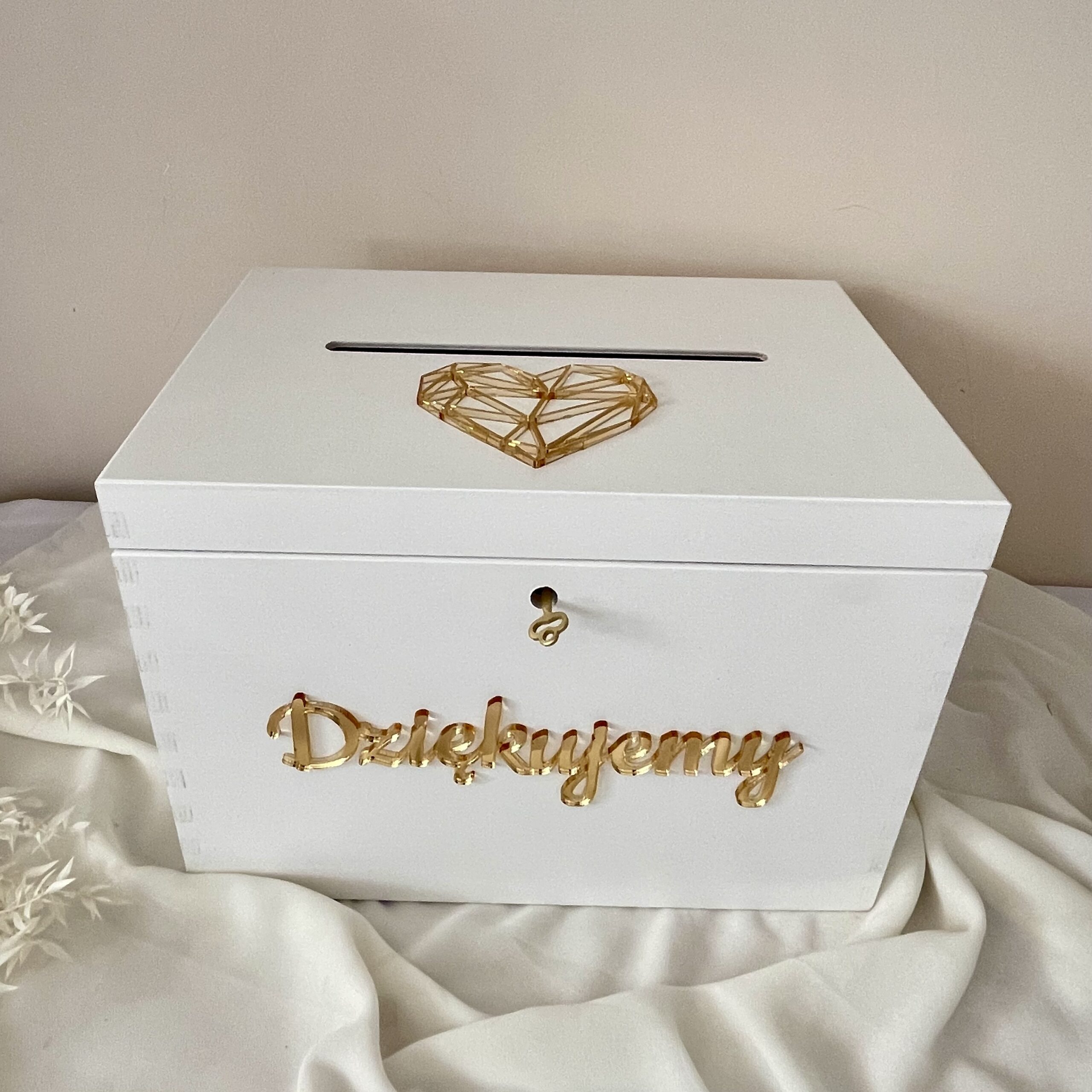 DUŻA BIAŁA DREWNIANA SKRZYNKA Z GRAWEREM NA KOPERTY I ŻYCZENIA ŚLUBNE