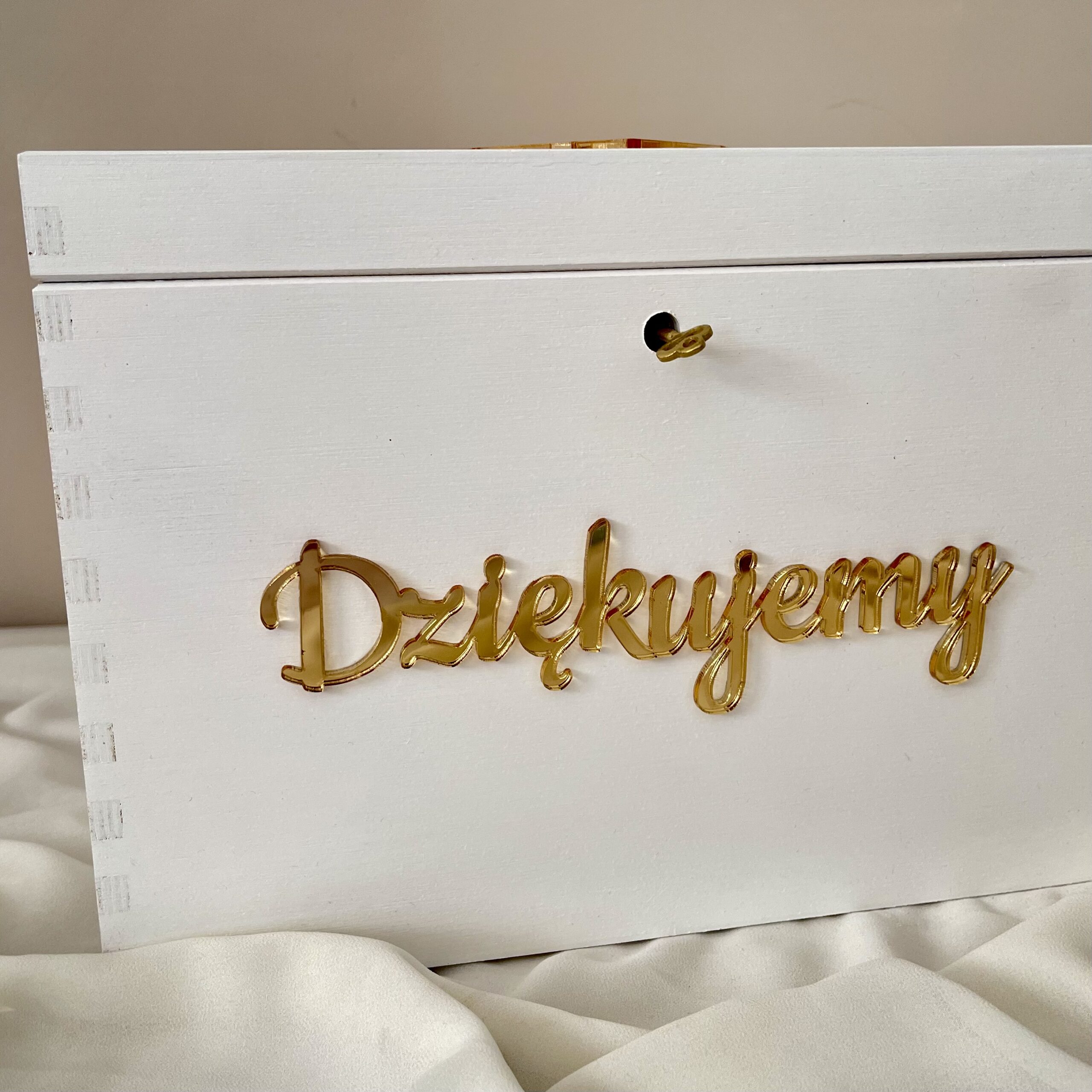 DUŻA BIAŁA DREWNIANA SKRZYNKA Z GRAWEREM NA KOPERTY I ŻYCZENIA ŚLUBNE - obrazek 8