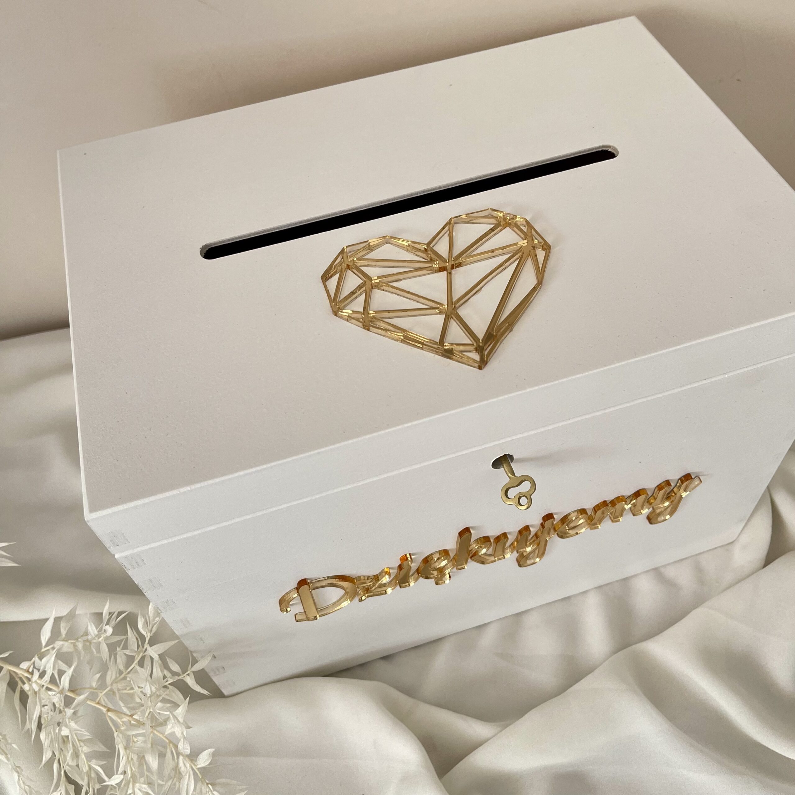 DUŻA BIAŁA DREWNIANA SKRZYNKA Z GRAWEREM NA KOPERTY I ŻYCZENIA ŚLUBNE - obrazek 7