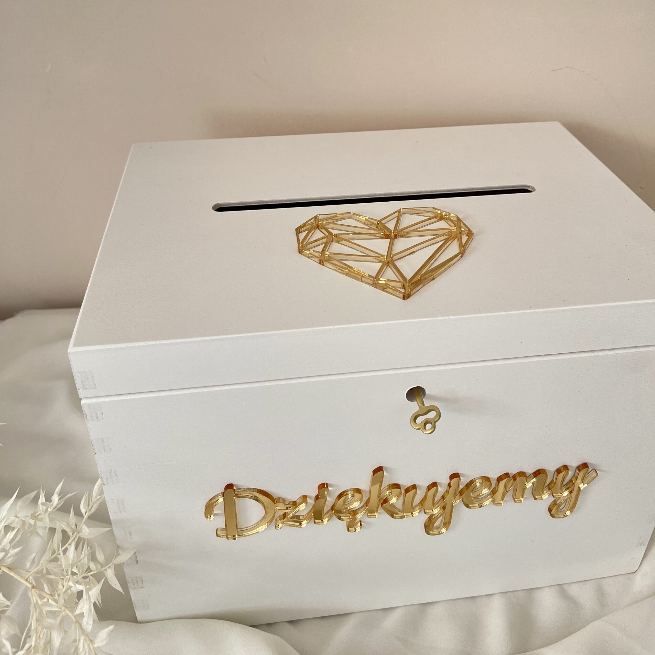 DUŻA BIAŁA DREWNIANA SKRZYNKA Z GRAWEREM NA KOPERTY I ŻYCZENIA ŚLUBNE - obrazek 6