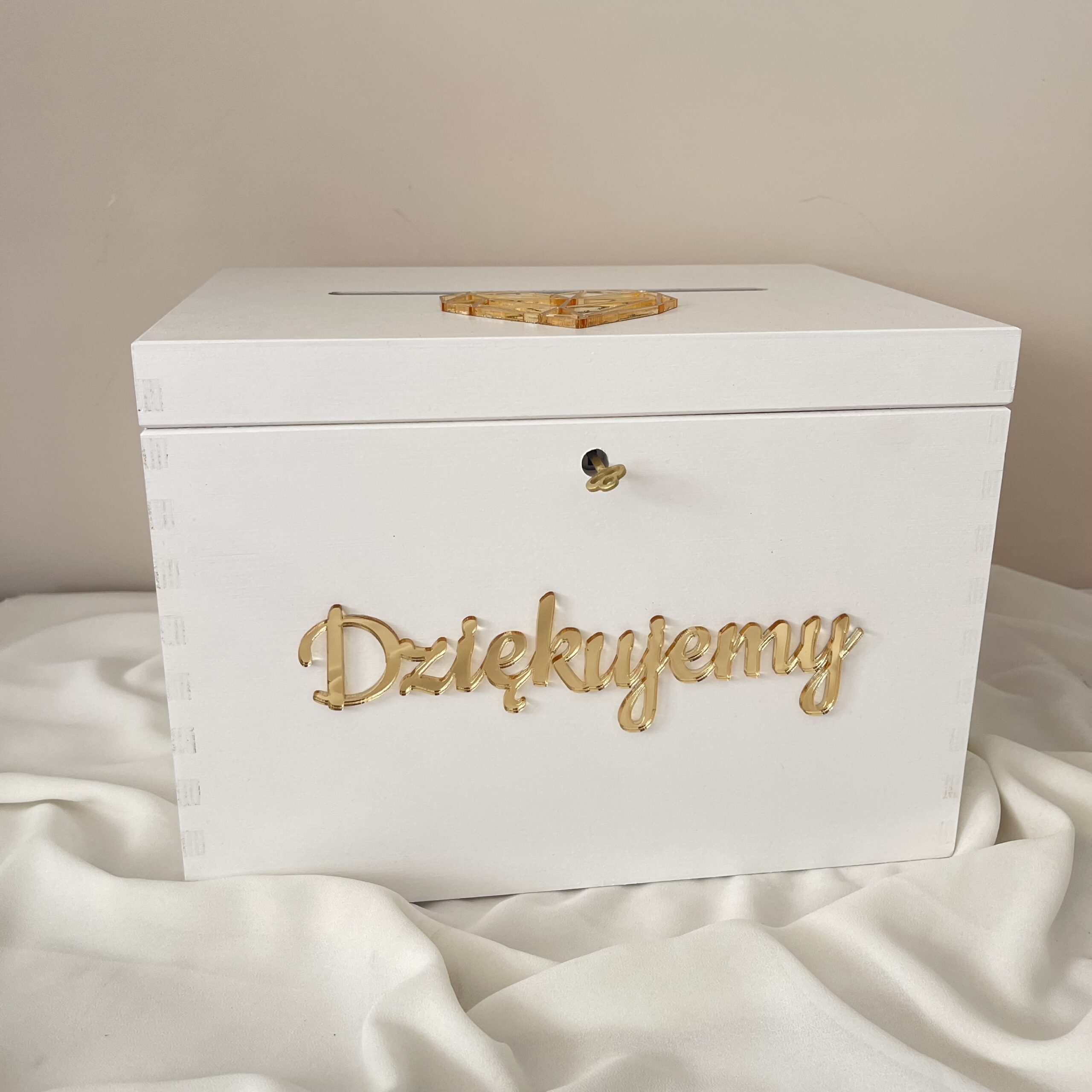 DUŻA BIAŁA DREWNIANA SKRZYNKA Z GRAWEREM NA KOPERTY I ŻYCZENIA ŚLUBNE - obrazek 4