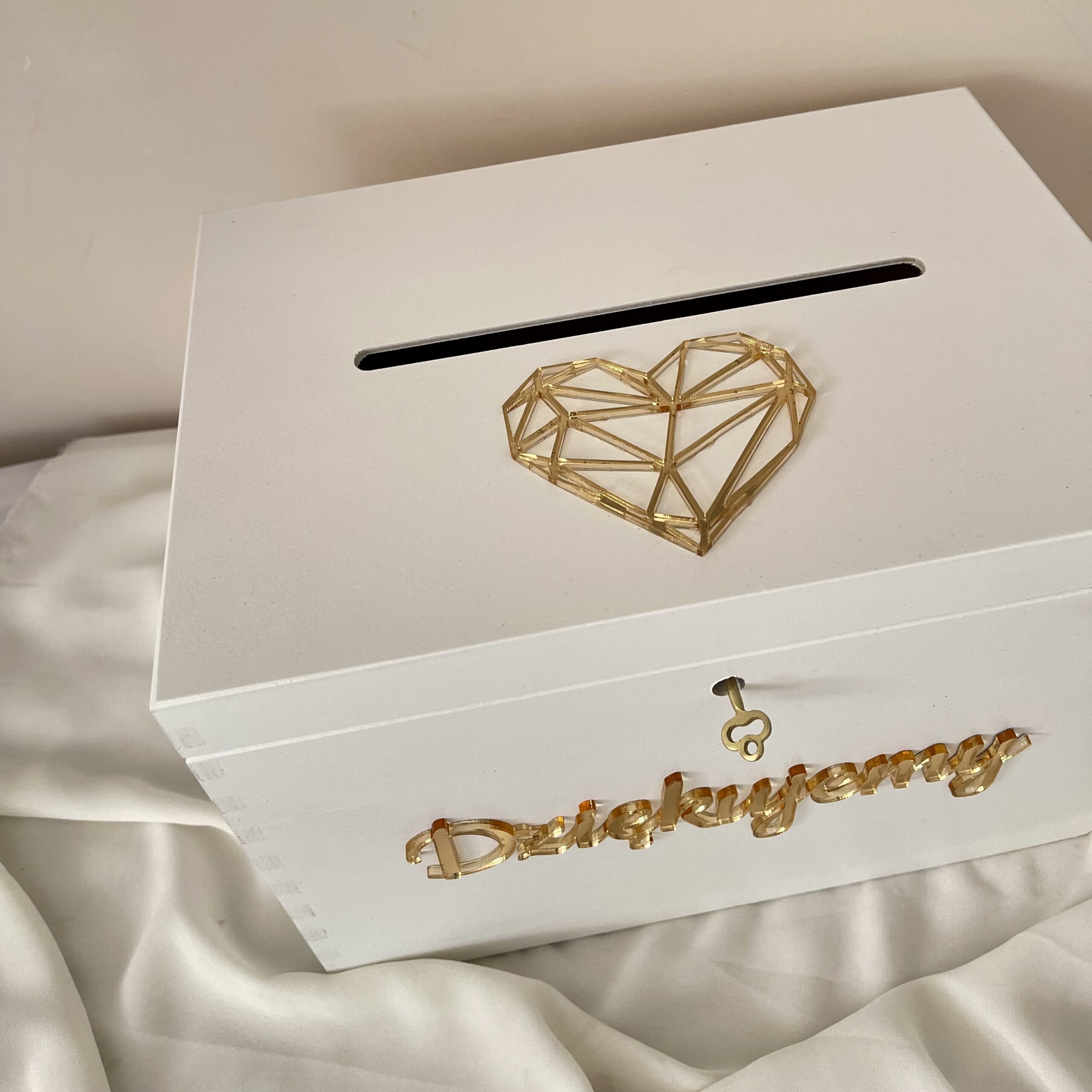 DUŻA BIAŁA DREWNIANA SKRZYNKA Z GRAWEREM NA KOPERTY I ŻYCZENIA ŚLUBNE - obrazek 3