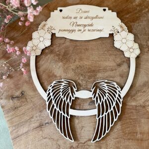 DREWNIANA OBRĘCZ Z NAPISEM, SKRZYDŁAMI I KWIATAMI