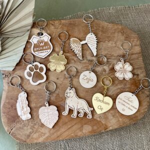 DREWNIANE BRELOCZKI Z DWUSTRONNYM GRAWEREM ZE SKLEJKI