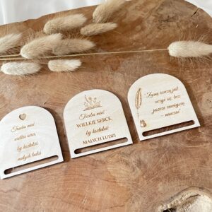 DREWNIANA BAZA DO ZAKŁADKI Z JEDNOSTRONNYM GRAWEREM - PÓŁOKRĄGŁA