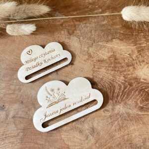 DREWNIANA BAZA DO ZAKŁADKI Z JEDNOSTRONNYM GRAWEREM - CHMURKA