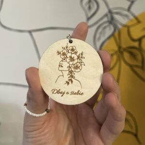 DREWNIANE BRELOCZKI Z DWUSTRONNYM GRAWEREM ZE SKLEJKI