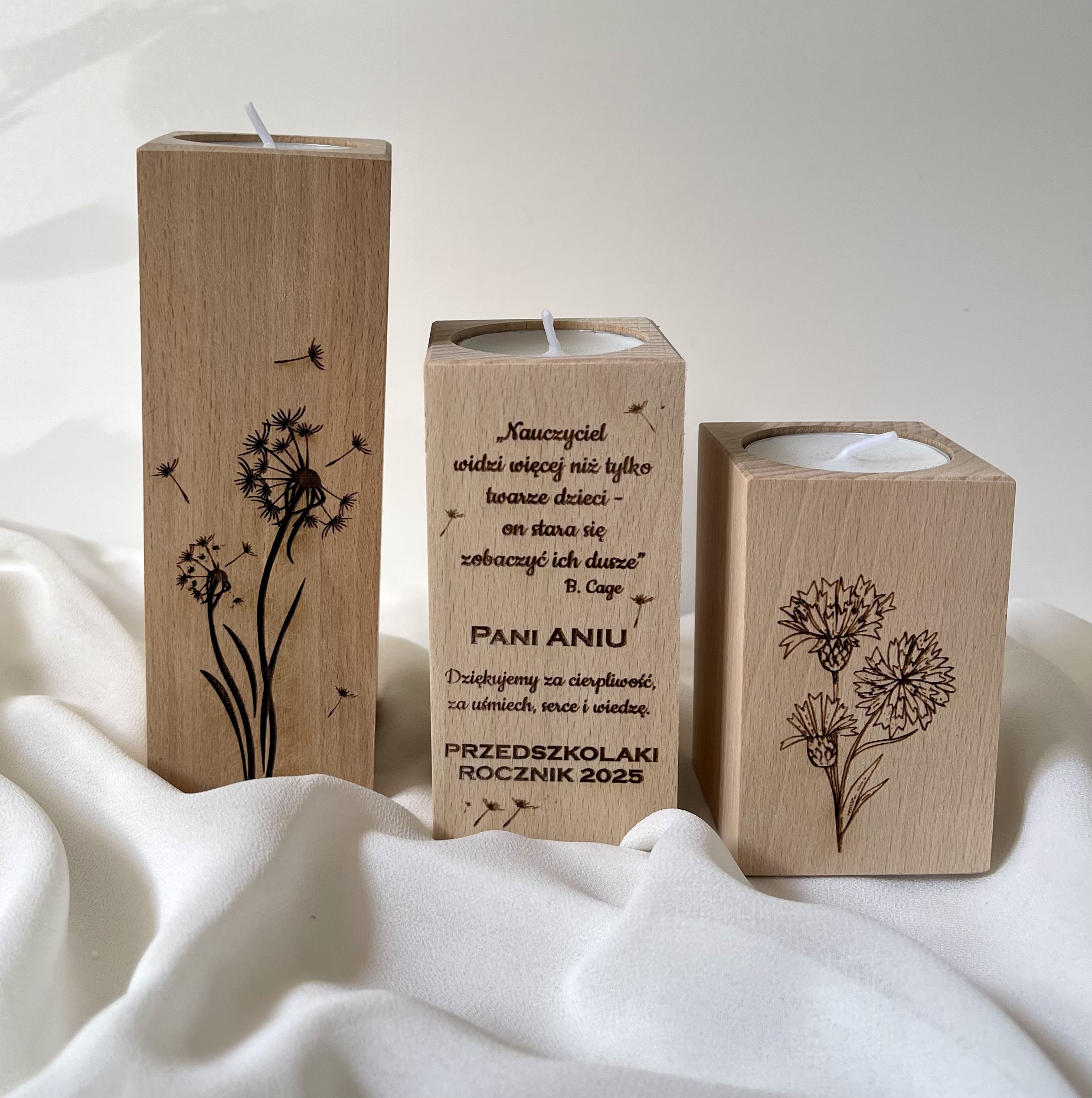 ZESTAW TRZECH DREWNIANYCH ŚWIECZNIKÓW