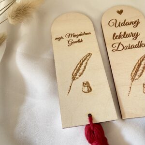 DREWNIANE ZAKŁADKI Z GRAWEREM I CHWOSTEM
