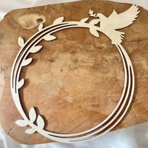 DREWNIANA OBRĘCZ Z GOŁĘBIAMI I KWIATAMI