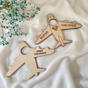 DREWNIANY SAMOLOT Z GRAWEREM