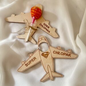 DREWNIANY SAMOLOT Z GRAWEREM