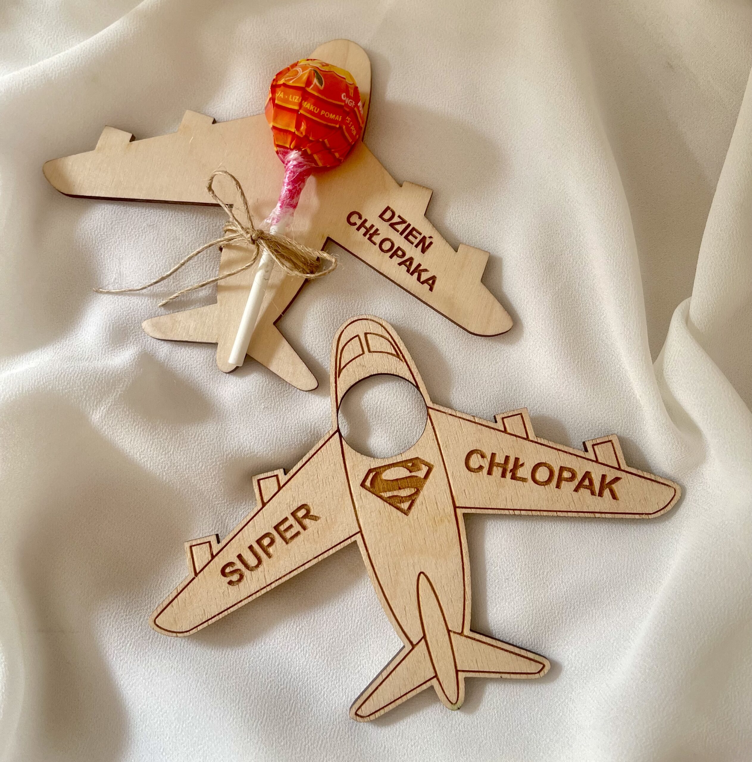 DREWNIANY SAMOLOT Z GRAWEREM