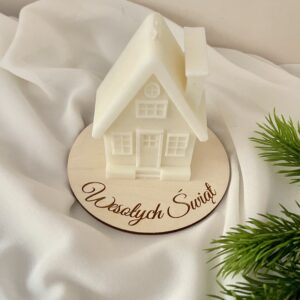 ŚWIECA SOJOWA DOMEK Z ŚWIĄTECZNĄ GRAWEROWANĄ PODSTAWKĄ