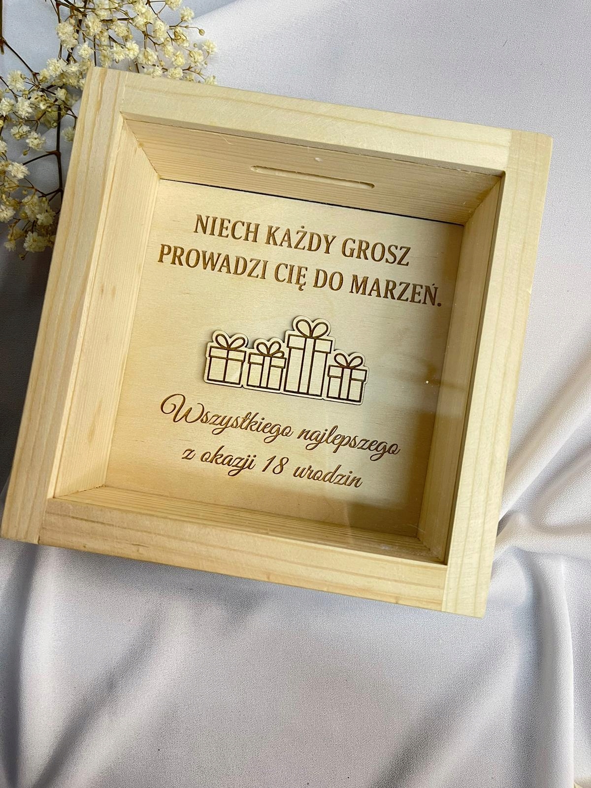 Drewniana skarbonka prezent na 18 urodziny - obrazek 3