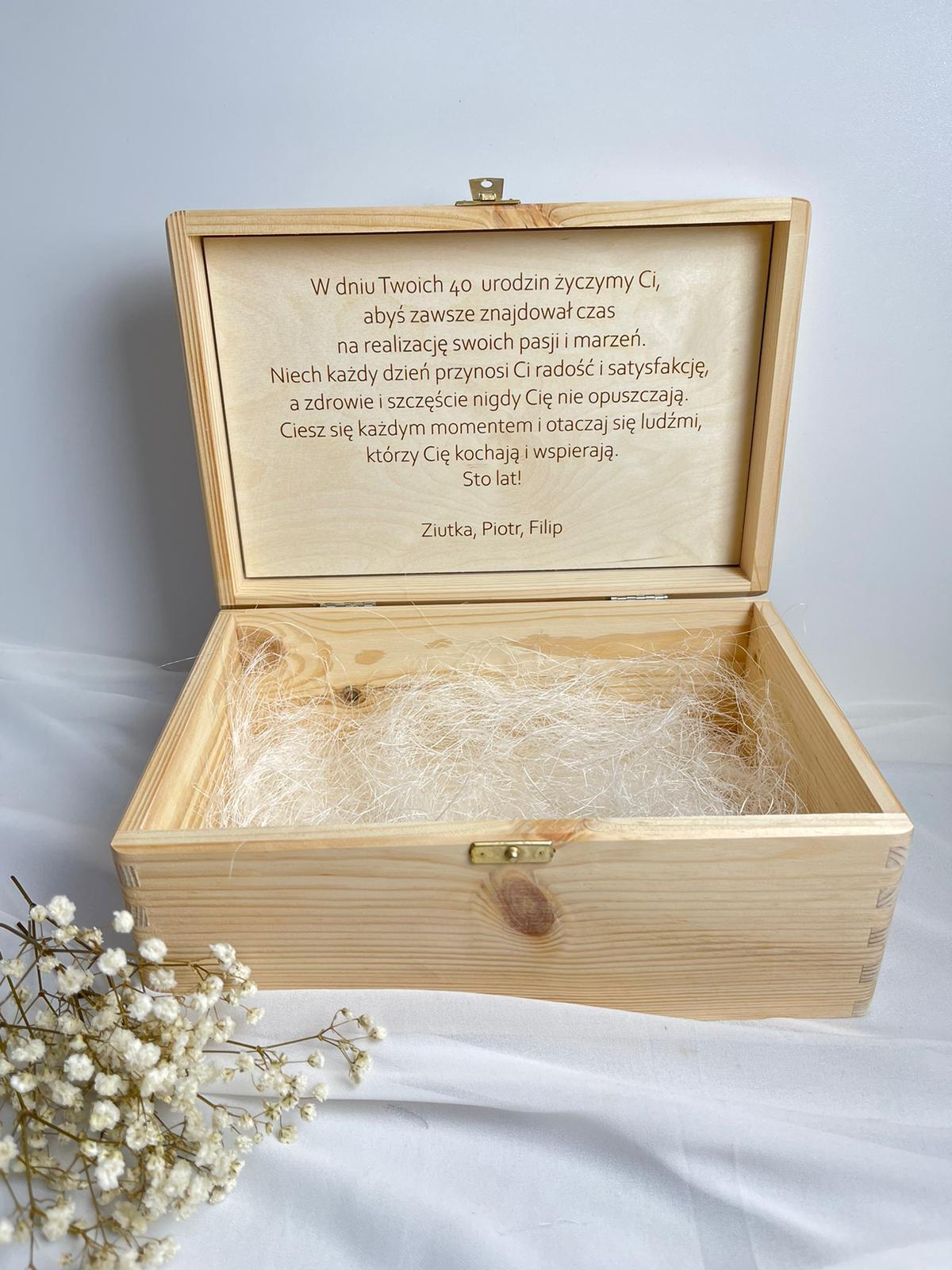 Personalizowana Drewniana Skrzynka z Grawerem – Idealny Prezent na 40 Urodziny - obrazek 2